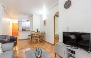 Una sala de estar con un televisor de pantalla plana grande. en Awesome Apartment In Torrevieja, en Torrevieja