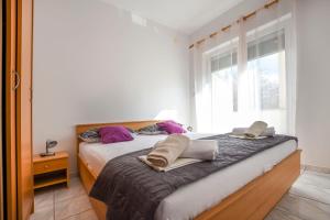 Ένα ή περισσότερα κρεβάτια σε δωμάτιο στο Apartments Rucmarin