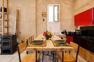 eine Küche mit einem Holztisch und Stühlen im Zimmer in der Unterkunft Lenico Beachfront Suites in Agia Pelagia