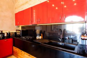 Kuchyňa alebo kuchynka v ubytovaní Lenico Beachfront Suites