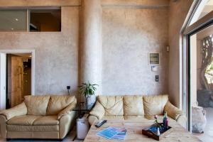 Posedenie v ubytovaní Lenico Beachfront Suites