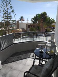 d'une terrasse avec une table et des chaises sur un balcon. dans l'établissement Balcón Puerto Rico Playa Mogán, à Mogán