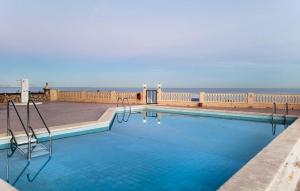 ein Swimmingpool mit Blick auf das Meer in der Unterkunft Stunning Apartment In El Campello in El Campello