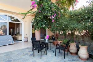Vonkajšia záhrada v ubytovaní Lenico Beachfront Suites