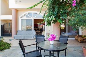 Vonkajšia záhrada v ubytovaní Lenico Beachfront Suites