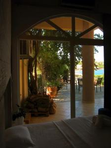 Posedenie v ubytovaní Lenico Beachfront Suites