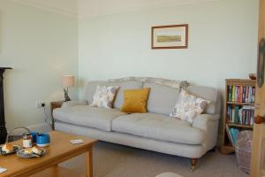 Una sala de estar con un sofá con almohadas. en Bryn Mair in Barmouth, en Barmouth