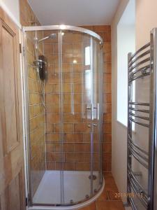 una ducha con puerta de cristal en un baño en Bryn Mair in Barmouth, en Barmouth