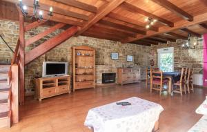 Una sala de estar con una mesa y un televisor. en 5 Bedroom Nice Home In Arguero, en Argüero