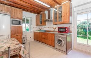 una cocina con lavadora y microondas en 5 Bedroom Nice Home In Arguero, en Argüero 13 fotos más