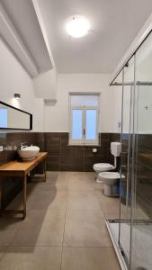 uma casa de banho com 2 WC e uma cabina de duche em vidro. em Palermo Politeama rooms em Palermo