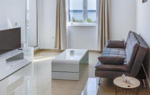 ein Wohnzimmer mit einem Sofa und einem TV in der Unterkunft Lovely Apartment In Tribanj With Kitchen in Šibuljina