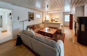 Beautiful Home In Hjrnarp With Jacuzzi tesisinde bir oturma alanı