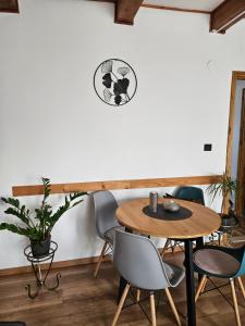 ボガーチにあるLaguna apartman Bogácsのダイニングルーム(木製テーブル、椅子付)