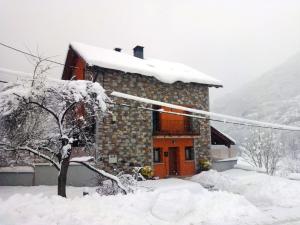 une maison recouverte de neige dans l'établissement Casa Ferro, à Plan