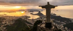 una cruz en la cima de una montaña con una ciudad en Barra da Tijuca Guest Houses en Río de Janeiro
