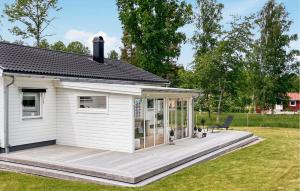 une petite maison avec une terrasse couverte et une terrasse dans l'établissement Lovely Home In Ydre With Ethernet Internet, à Ekäng