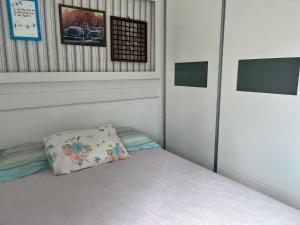 Postel nebo postele na pokoji v ubytování Suítes e quartos no Centro de Blumenau