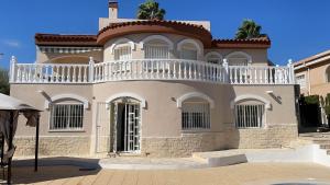 een groot huis met een balkon. bij Villa Calma in Ciudad Quesada