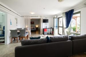 sala de estar con sofá y mesa en RURAL GUEST HOUSE B&B en Chavouna
