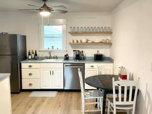 Kjøkken eller kjøkkenkrok på *New* Birding/Fishing/Sand Beach Lake House