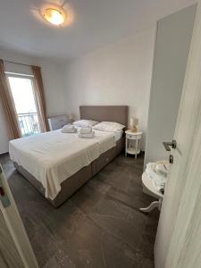 - une chambre avec un grand lit et une fenêtre dans l'établissement Apartment Rena, à Budva