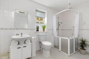 ein weißes Badezimmer mit Toilette und Waschbecken in der Unterkunft Luxury three bedroom coastal cottage in Cardigan + 36 Fotos