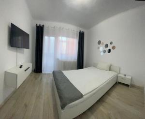 Un pat sau paturi într-o cameră la Enjoy Apartment Barlad