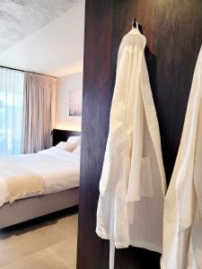 ein Hotelzimmer mit einem Bett und einem Handtuch in der Unterkunft B&B Le Sud in Entrechaux