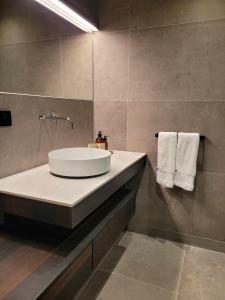 ein Bad mit einem Waschbecken und einem Spiegel in der Unterkunft B&B Le Sud in Entrechaux