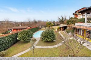 una vista aérea de un patio con piscina en Un bell incontro, en Borgo Ticino