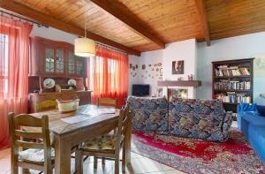 sala de estar con mesa y sofá en Un bell incontro, en Borgo Ticino
