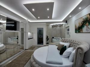 un soggiorno con un divano e un tavolo di Apartmani Sofronic Loznica 2 a Loznica