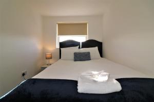 Una cama o camas en una habitación de Signature - No 11 Bonnet Apartments