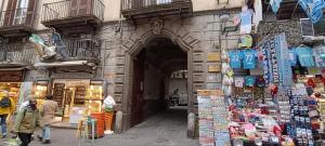 une femme qui passe devant une arche dans un magasin dans l'établissement Deluxe Spaccanapoli, à Naples
