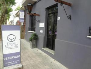 un bâtiment avec un panneau devant une porte dans l'établissement Posada Boutique Le Vrero, à Colonia del Sacramento