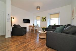 sala de estar con sofá y mesa en Signature - No 1 Bonnet Apartments en Lanark