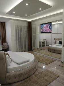 uma sala de estar com um sofá e uma televisão de ecrã plano em Apartmani Sofronic Loznica 2 em Loznica