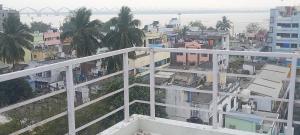 balkon z widokiem na miasto w obiekcie River view nectaar estates w mieście Rajamandri