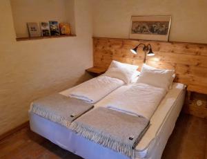 1 cama con 2 almohadas en una habitación en Brösarp Källagården Lilla Gårdslägenheten, en Brösarp