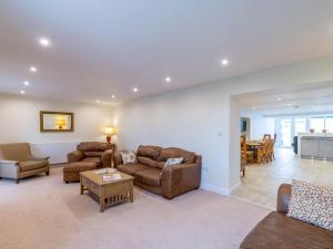 a living room with two couches and a table at 4 Bed in Langtoft 81235 in Weaverthorpe