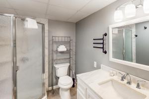 een badkamer met een toilet, een douche en een wastafel bij Rock Stream Sanctuary in Rock Stream