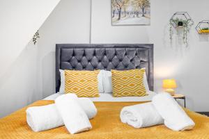 een slaapkamer met een groot bed met witte kussens bij Captivating Serviced Room Sydenham London SE26 in Londen