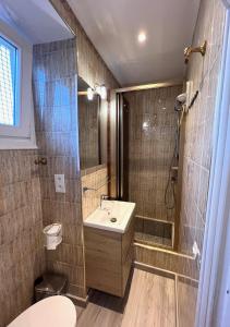 uma casa de banho com um lavatório e um chuveiro em Menton Ciapetta em Menton