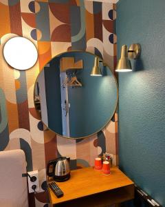 Una cocina o zona de cocina en Hotel Arc-En-Ciel Colmar Contact Hotel