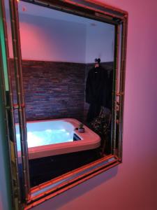 einen Badezimmerspiegel mit einer Badewanne im Zimmer in der Unterkunft Cocoon d'Allauch in Allauch