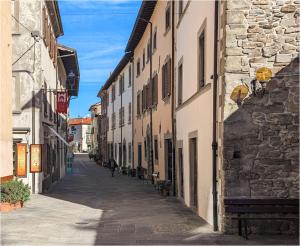 an empty street in a town with buildings at Lo Struzzo in Bagno di Romagna