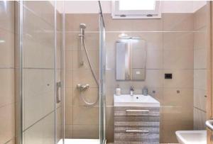 un baño con ducha y lavabo en Villa Perla Salentina luxury, en Taviano 17 fotos más
