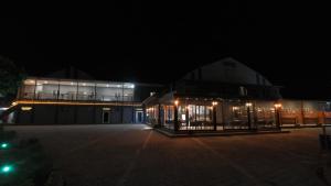 un edificio de noche con luces encendidas en ViparkOtel&Spa, en Alejandreta
