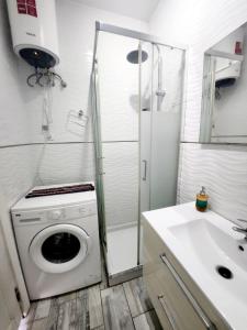 ロス・クリスティアーノスにあるLaikaのバスルーム(洗濯機、シンク付)